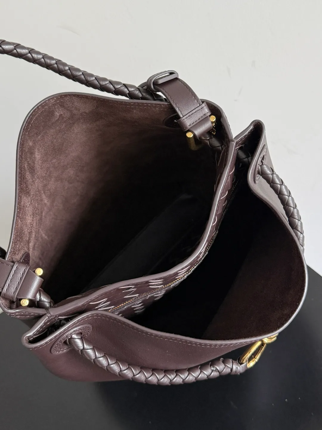 Batch 2660 BOTTEGA VENETA2025 new Andiamo bucket bag. This bag is made of silky calf leather🐂, with Intrecciato woven internal pockets, unique and eye-catching! The simple and smooth bucket bag shape is classic and versatile. Whether it is paired with a simple basic style or a fashionable personality, it can be adapted to 💯 and easily enhance the fashion sense of the overall look ~ The golden rope knot 🪢 is embellished with woven highlights and the scent of osmanthus in the wind, announcing the message of autumn✉️ When buying a bag, you must look for three things: 🎨Appearance is justice 🧵Excellent craftsmanship 👜Practice Style number: 844169 Size: 24*34*12cm